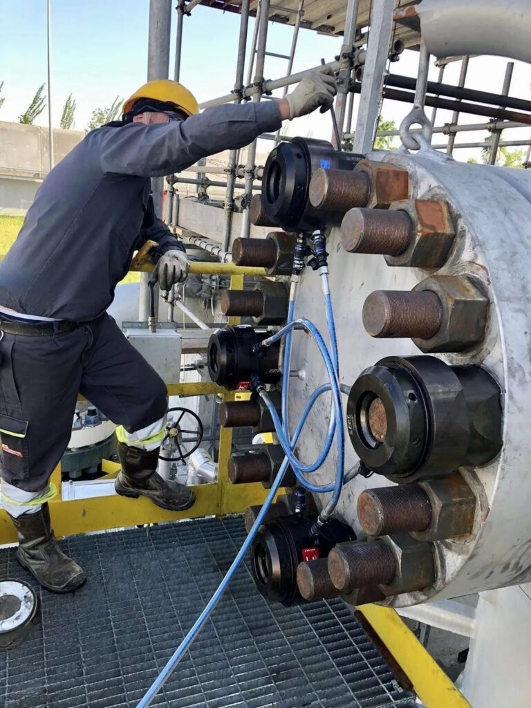 BOLT TORQUENING AND TENSIONING